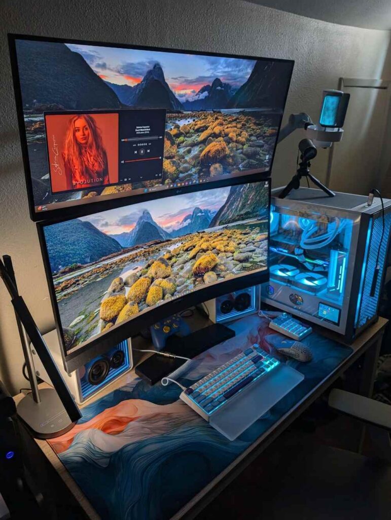 34Q1R OLED Ultrawide offer ergonomic features, such as height and tilt adjustments, ensuring users can customize their setups for maximum comfort.